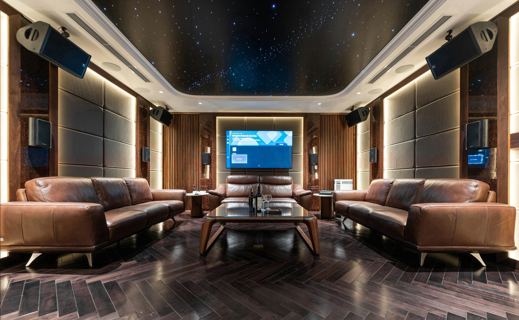 Phòng karaoke gia đình với sofa gỗ óc chó sang trọng và hệ thống đèn LED hiện đại